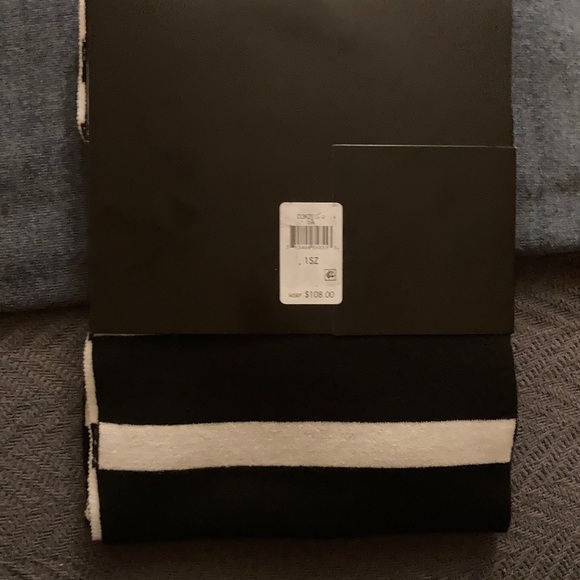 NWT ⭐️ DKNY black & white Striped winter 3 piece set w/ scarf, hat & gloves. - Picture 6 of 7